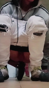 젊은 게이 남성이 버려진 욕실에서 항문 쾌감을 찾는다.