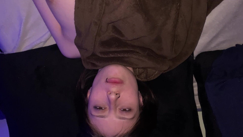 DarkScorpion: Partea 2 Fratele meu vitreg intră în camera mea în timp ce eram întinsă...