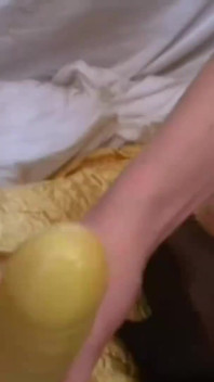 Cinturón amarillo grueso entra en este culo de puta