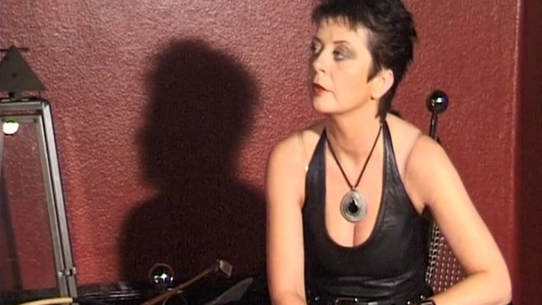 Bangora MILFs: Maskierte dom neckt gefesselte blonde MILF mit kerze