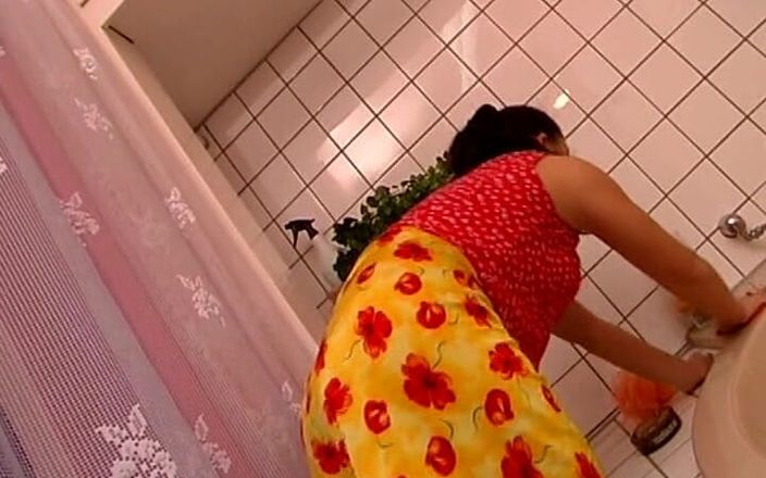 German Amateur Videos: Cameriera amatoriale tedesca sgrillettata e scopata in bagno