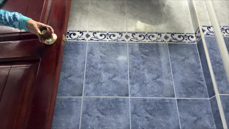 SENSESEX: Üvey anne odadaki bir banyoda işerken kendini kaydediyor