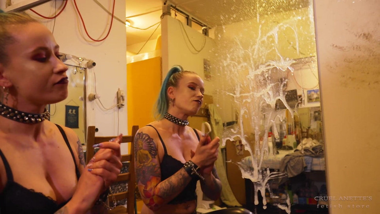 Cruel Anettes fetish world: Bakış açısı - spitty ayna temizleyici