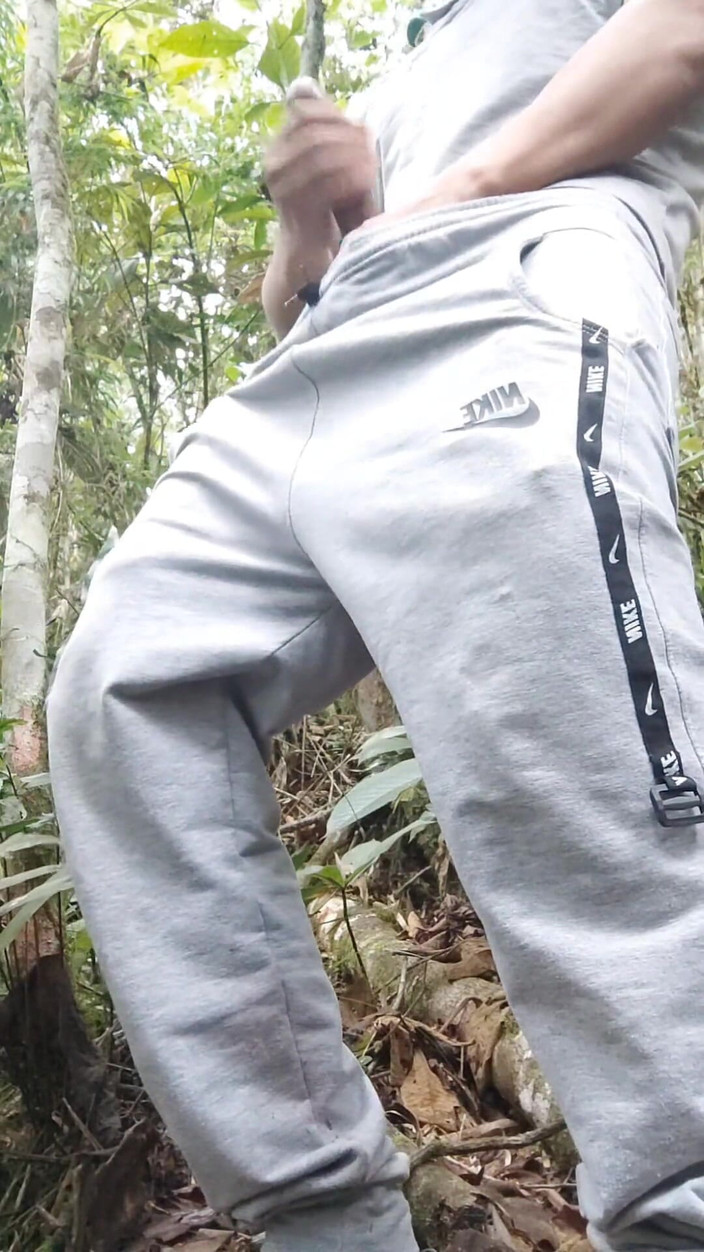Hornyboy2058: Ik loop door het bos, ik eindig met masturberen, ik...