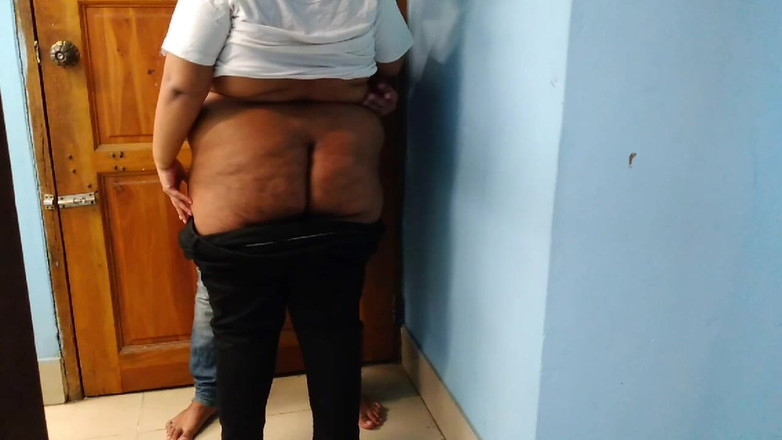 Aria Mia: 我在酒店用没有避孕套的屁股操我阿拉伯朋友的继母！- 穆斯林性爱