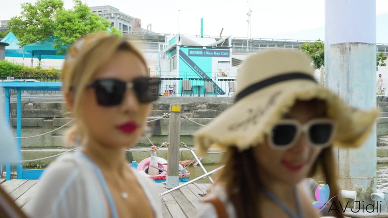 AV Jiali: Jin and Her Friends Take a Boat Ride and She...