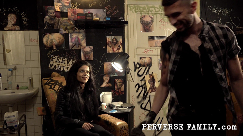Perverse Family: Perverse Family 10 (season 2): Německé Tetování