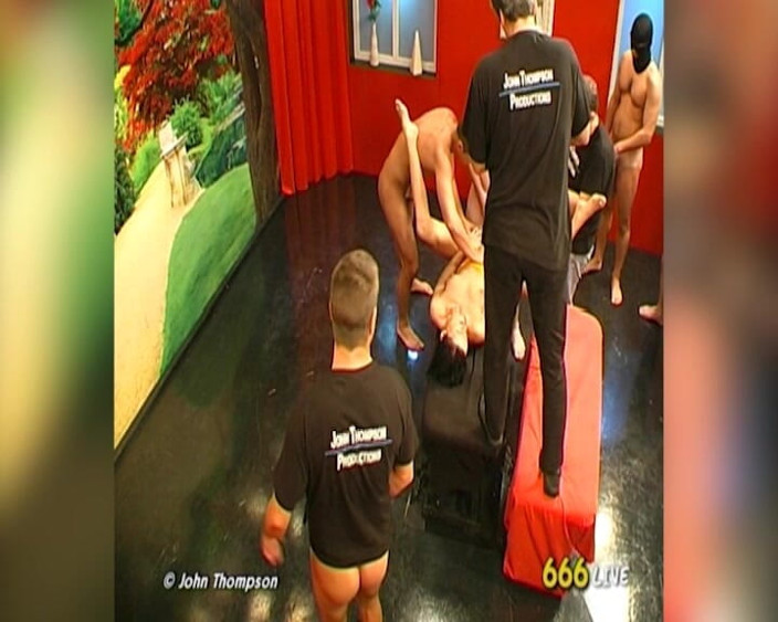 Piss Lover: Esmer Sürtük Birden Fazla Adam Tarafından Sidikle Sırılsıklam