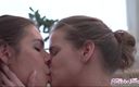 SapphoFilms - By Nikoletta Garian: Réel, des filles lesbiennes s’embrassent, épisode 17