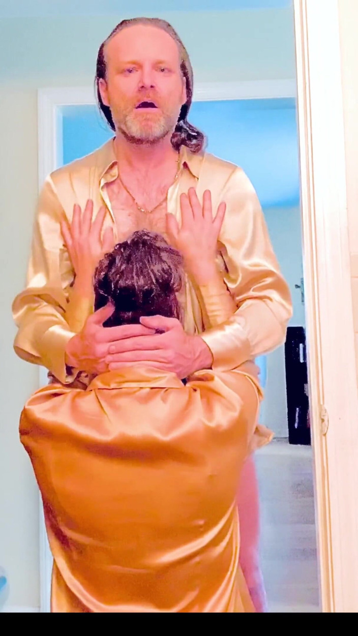 Satin Fetish King: Трах-фетишная фантазия милфы в золотом атласе