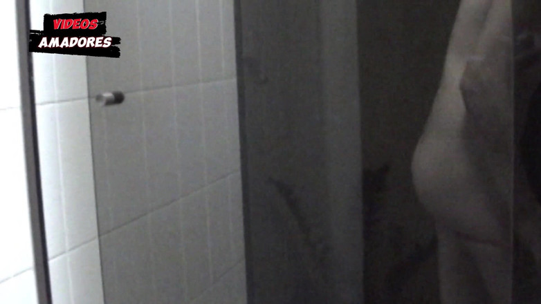 Amateurs videos: Chica caliente afeitando su coño