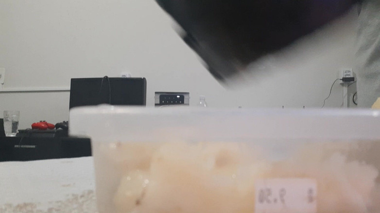 Bladexfeet: Menghancurkan Nanas Dengan But