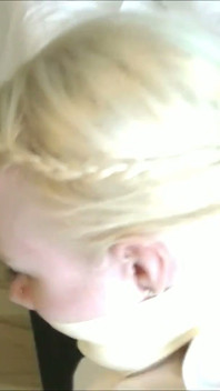 Rubia atada amordazada con bragas, ballgag y cinta de microfoam!