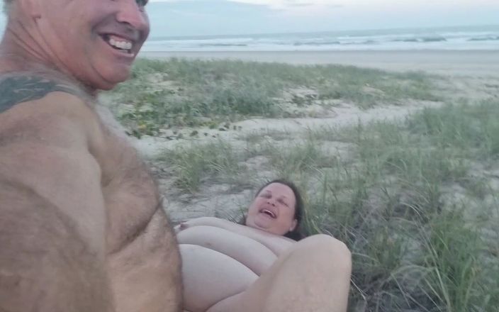We are fuck bunnies: Сексуальна товстушка на пляжі трахається