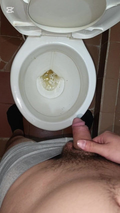 charlessteel: Compilație de twink excitați care urinează și se masturbează