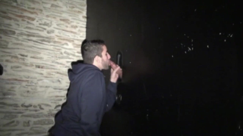 FRENCH PORNSTARS FUCKERS: Lalt viene scopata nei gloryhole da Pedro