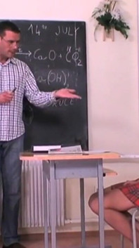 O professor está bravo com o jovem aluno, mas ele sabe como ser perdoado