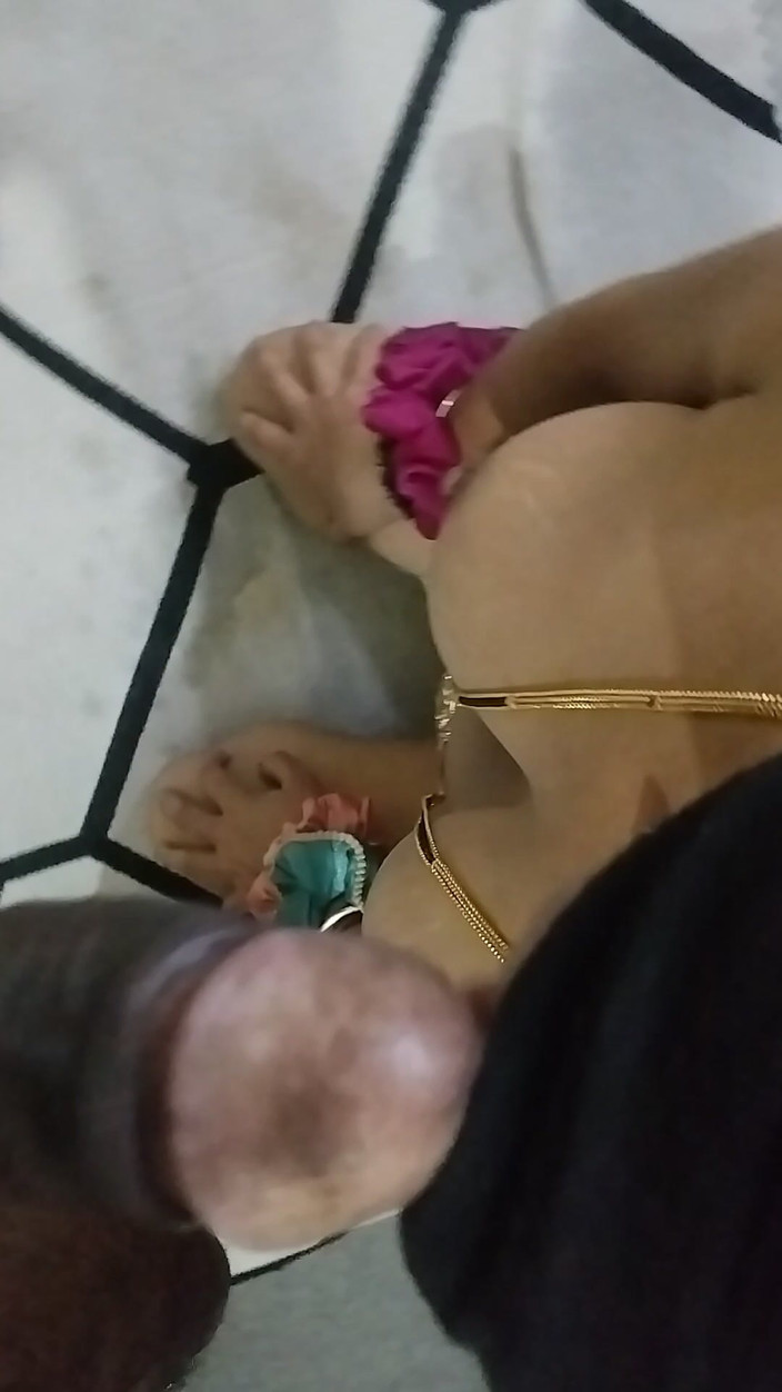 Anar Kali: Ziemia Ko Chusa Kar Malish Korte