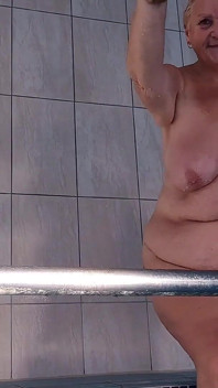 Sulle scale della piscina, nudo