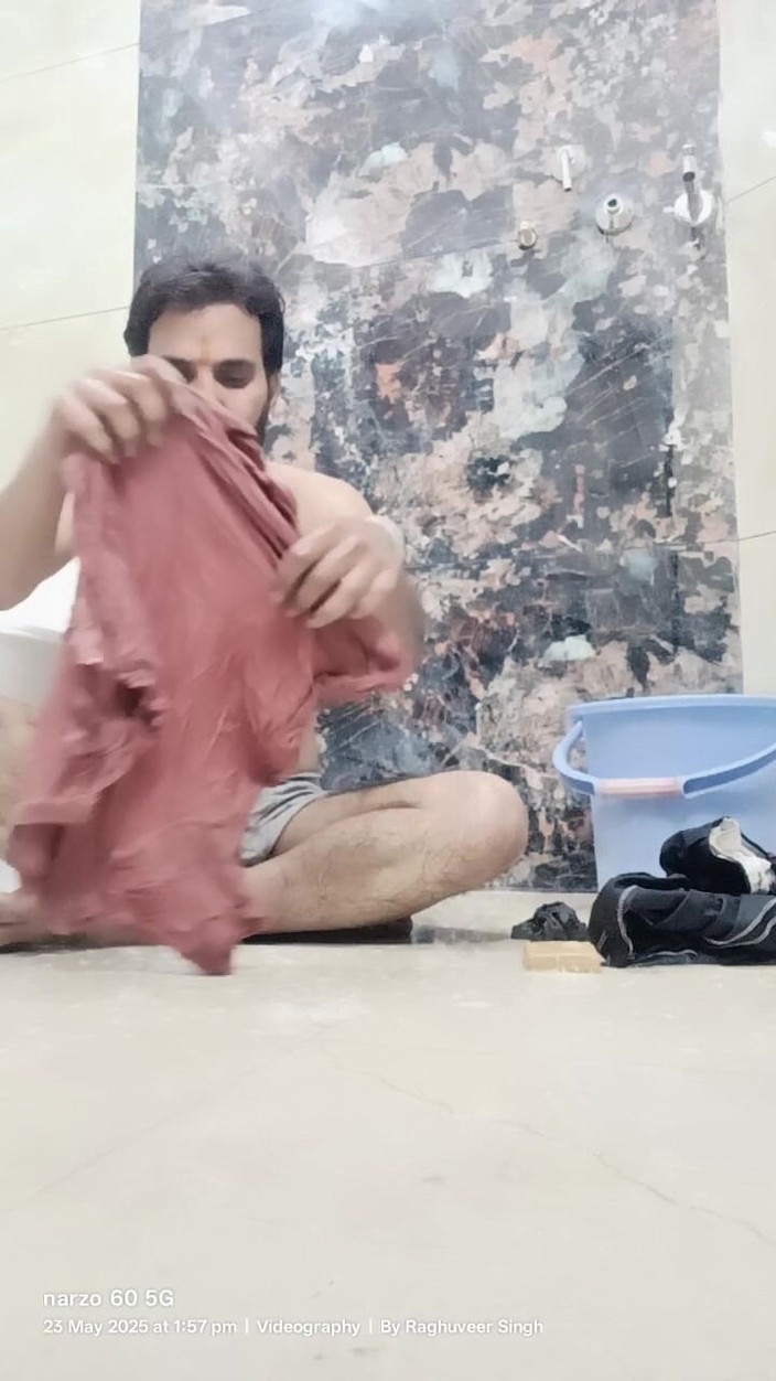 Rajasthani-old-lover: Uomo indiano desi gode della doccia e dei compiti a...