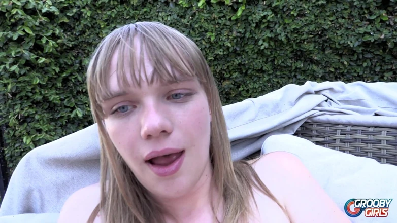 Grooby Girls: Lily Petals抚摸并高潮