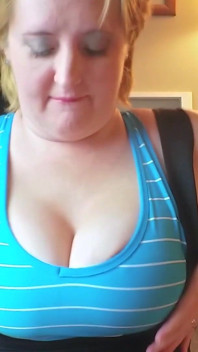Sexy ca futai sport sutien titjob și ejaculare