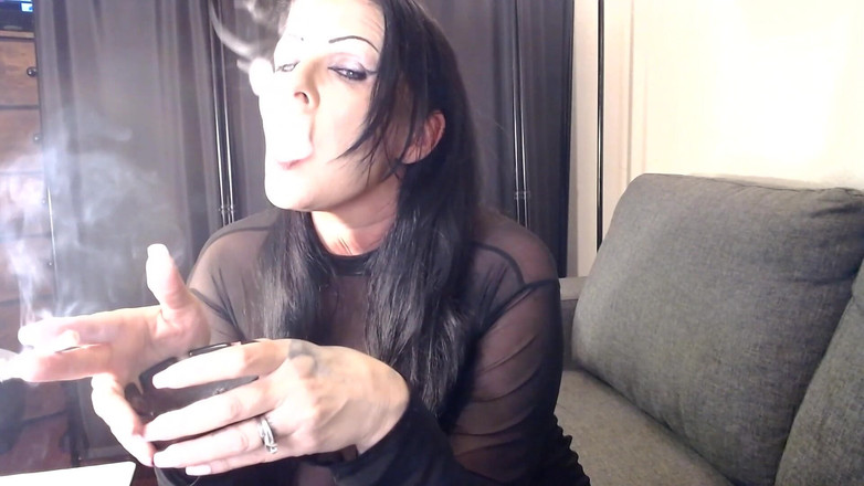 Abby Anna: Anna raucht sexy hauchdünnes nylon-top