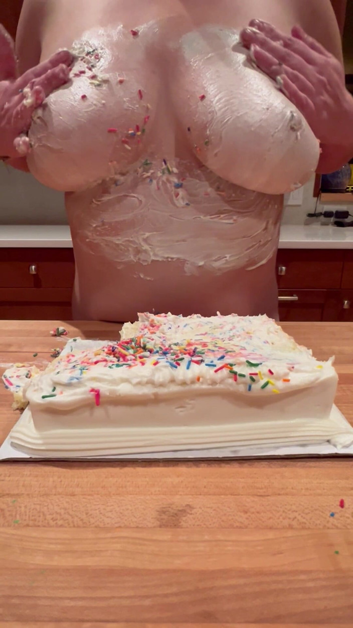 MidnightTease: 거대한 젖탱이로 생일 케이크를 망치는 새엄마