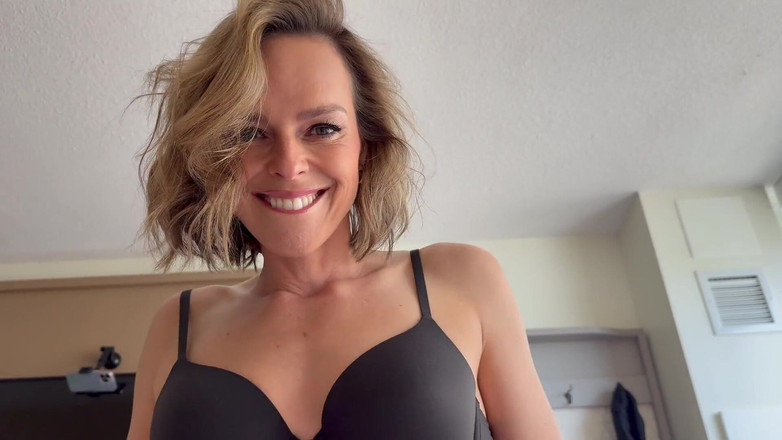 Serenity Cox: Vợ nhảy trên giường giữa hai chàng trai và nhận được...