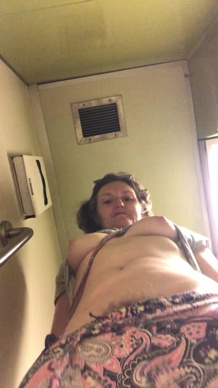 Pissing Paradise: Une Pisse Puante Surprend Une MILF Sexy Et Sexy Pendant...