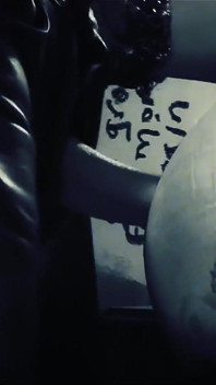Tallulah Tease leva uma carga na tatuagem dela