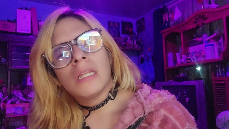 Crystal Phoenix: Sissy porte un collier sexuel à l’église ASMR