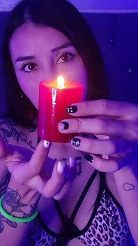 Youtuber asmr göğüslerine dokunuyor ve kendine tükürüyor
