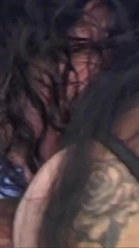 Une brune à gros nichons se fait baiser dans la salle de bain