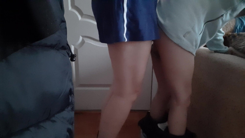 Lesbian-illusion: 병으로 마누라 후배위 스타일을 흔들고 따먹어