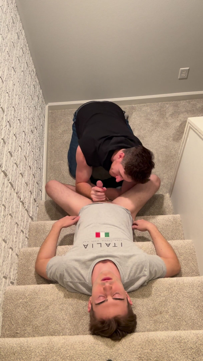 The Step Brothers: Memberikan abang tiri saya blowjob pada hari jadinya