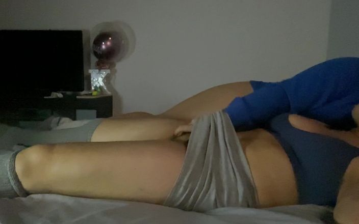 Zoe &amp; Melissa: Prawdziwe intensywne lesbijskie orgazmy przed snem