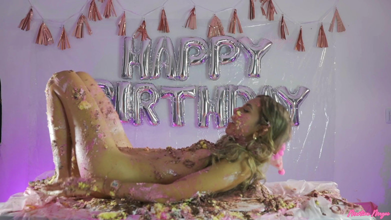 MartinaMagni: Wam!! Doğum günün kutlu olsun Martina büyük bir pastaya karşı