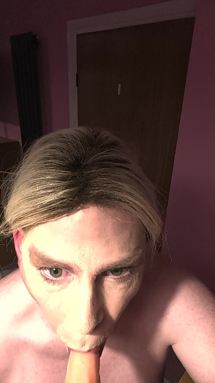 NikkiGee: Nikki需要一根粗大的假阳具