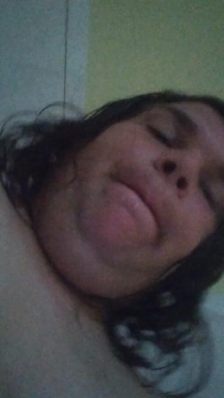 Ziasavv: Mostrando mis tetas y jugando con mi gran clítoris duro