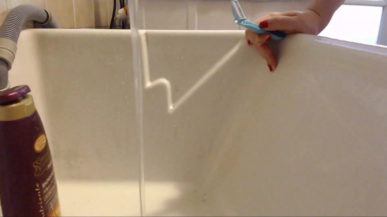 Nicoletta Embassi: Shaving my legs and body