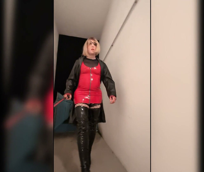 Chatuser: Walk in Parking House, Blonde in Overknee Boots, Red Pvc...