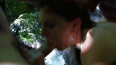 Hot Girlz: Heißes fremdes schätzchen wird von campern im wald gefickt