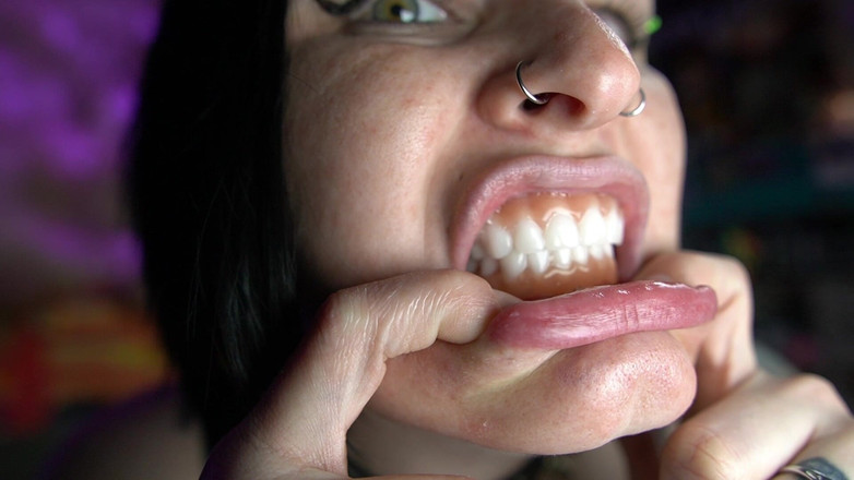 GothBunny6669: Une gothique sexy joue avec leurs dentures
