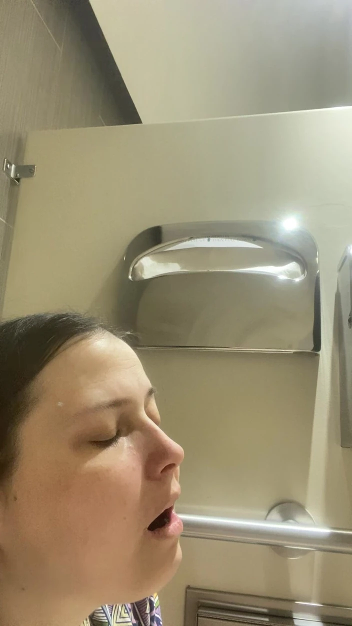 MissChrystalline: Orgasm in the Bathroom Stall