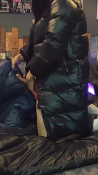Menggesel Jaket Zakar Di Atas Katil Nilon Berkilat