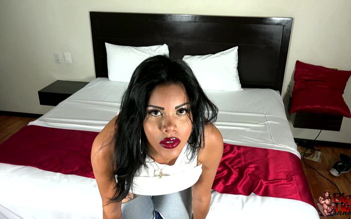 Ultra Shemales: Vivian si cewek semok dengan toket besar lagi asik berpose...