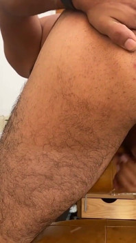 Il ragazzo etero viene mentre fantasticamente di essere scopato