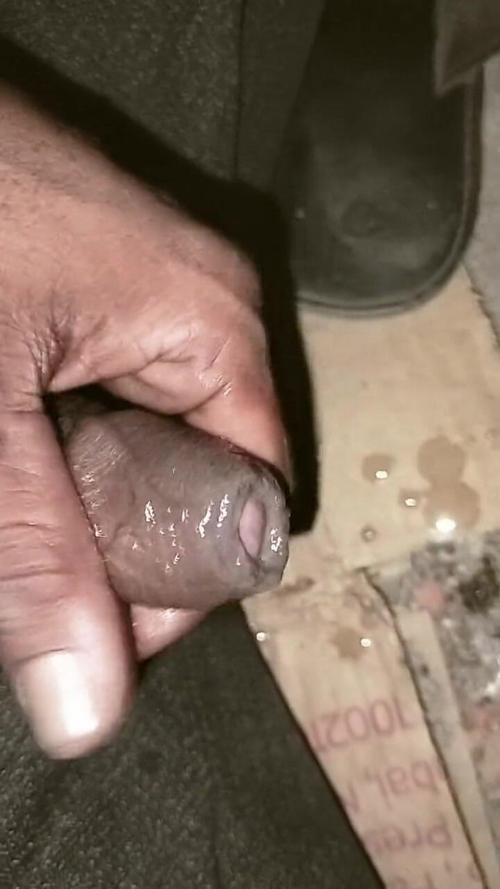 FrozenOpenair8: Je branle ma bite desi