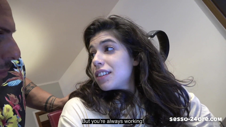 SESSO-24ORE: Wtf! alle spalle! Moglie tradita mentre lei lavora! (Porno dall'Italia)